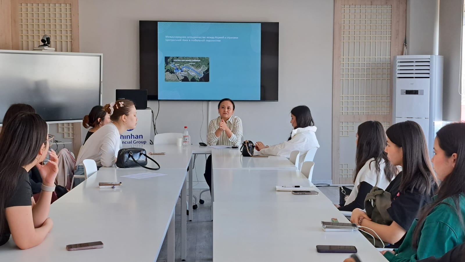 Шығыстану факультеті студенттермен жоғары білім беру жүйесіндегі тең мүмкіндіктер тақырыбында талқылау өткізді